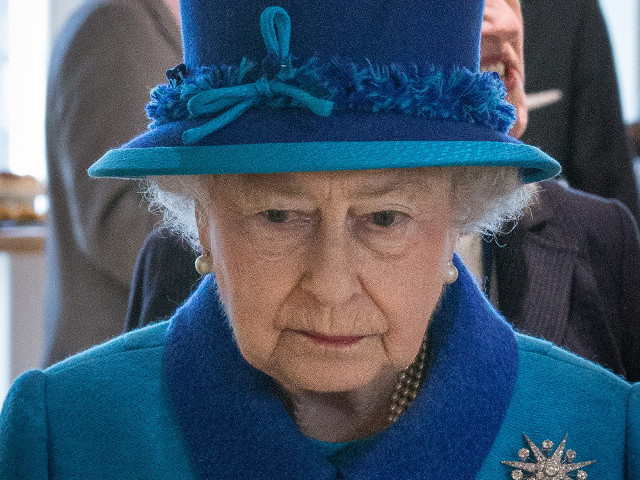 Охраняющие британскую королеву Елизавету II полицейские брали руками и поедали орехи, которые были выставлены специально для нее и членов ее семьи в покоях Букингемского дворца
