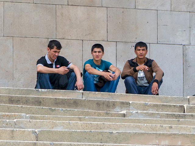 Петербургские политики из "Родины" хотят ставить на товары знак "Без использования труда мигранта"