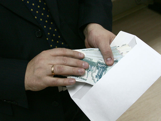 Средняя заработная плата сотрудников органов исполнительной власти субъектов России в январе - сентябре текущего года увеличилась на 10,4% по сравнению с аналогичным показателем 2012 года, составив 46,7 тыс. рублей