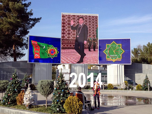 В Туркмении в воскресенье проходят первые в истории страны выборы в парламент, в которых участвуют две партии: к бывшей единственной Демократической партии в борьбе за голоса избирателей присоединилась Партия промышленников и предпринимателей