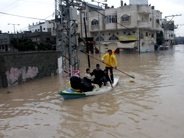 Спасательные службы сектора Газа эвакуировали более 40 тысяч человек из районов, подтопленных после нескольких дней дождей