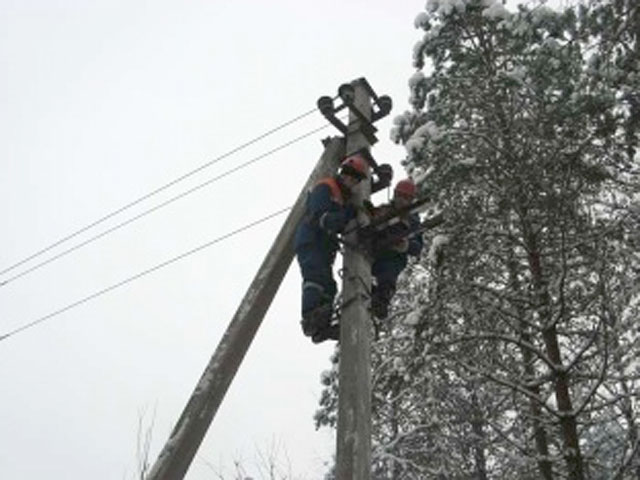 Энергетики и спасатели МЧС полностью восстановили энергоснабжение в нескольких районах Новгородской области, обесточенных еще в четверг