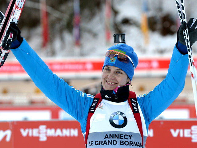 Россиянка Ирина Старых выиграла серебряную медаль в гонке преследования на третьем этапе Кубка мира по биатлону в Анси