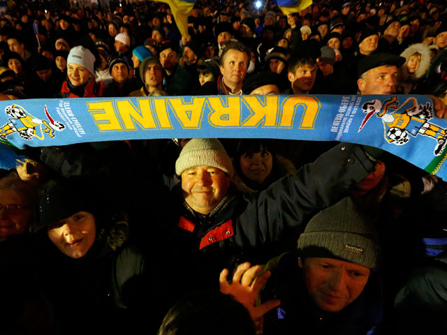Сторонники евроинтеграции Украины после "народного вече" на Майдане Незалежности приняли резолюцию, в которой "запрещают президенту Виктору Янукович подписывать какие-либо соглашения" от имени украинского народа в Москве 17 декабря