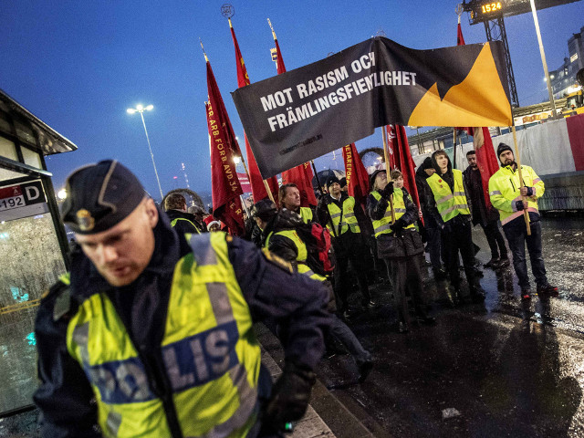В Швеции пять человек, в том числе двое полицейских, пострадали в результате нападения группы националистов на участников антирасистской демонстрации в столичном пригороде Чэррторп. Задержаны 28 человек