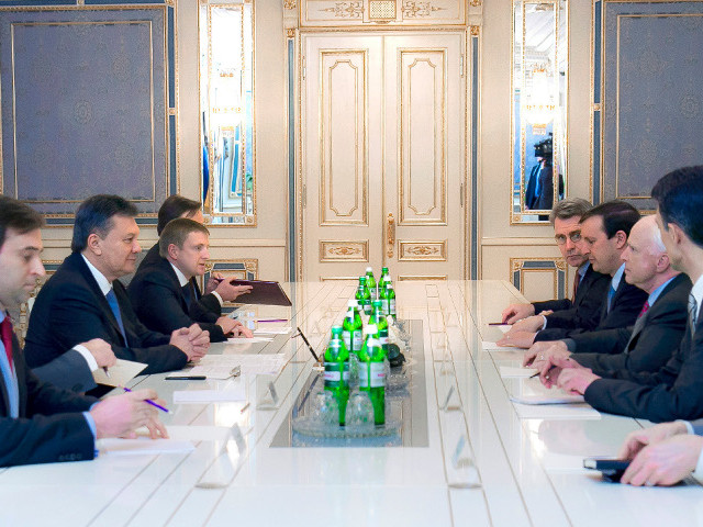 Президент Украины Виктор Янукович встретился с сенаторами США Джоном Маккейном и Кристофером Мерфи, которые находятся в Киеве