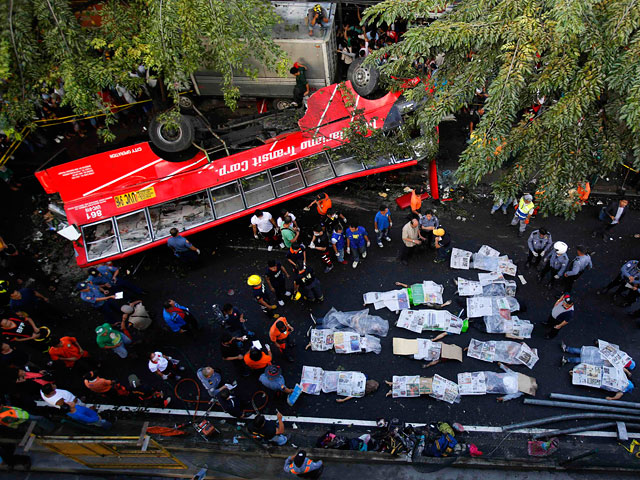 На Филиппинах свыше 20 человек погибли при падении автобуса с эстакады