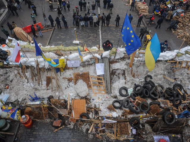 Печерский районный суд украинской столицы объявил перерыв в заседании по рассмотрению иска Киевского городского совета об устранении преград в пользовании улицами, тротуарами и пешеходными переходами до 28 января 2014 года