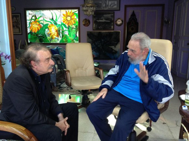 Кубинские СМИ, после долгого перерыва, разместили новую фотографию Фиделя Кастро. Ее сделали во время встречи команданте с публицистом Игнасио Рамонетом