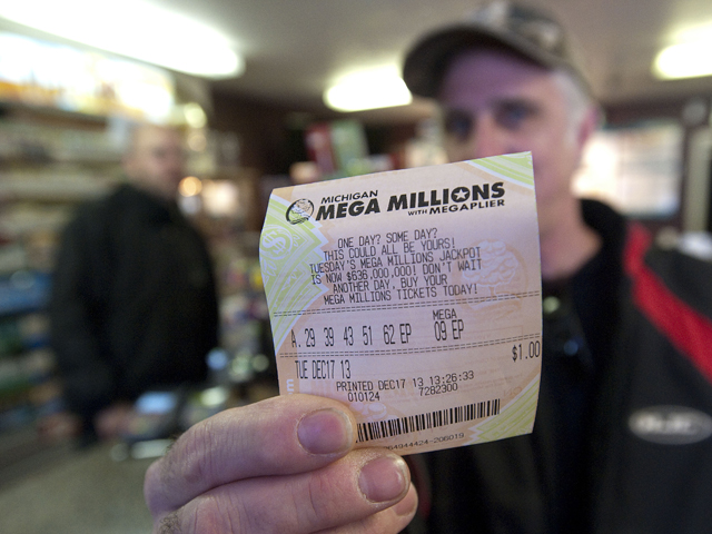 Двое американцев во вторник, 18 декабря, стали обладателями второго по величине джекпота в истории США - в лотерее Mega Millions было разыграно 636 миллионов долларов