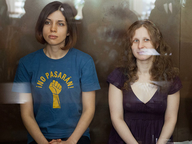 Осужденные участницы Pussy Riot Надежда Толоконникова и Мария Алехина могут уже в четверг выйти на свободу по вступившей в силу амнистии к 20-летию Конституции, надеются их родственники
