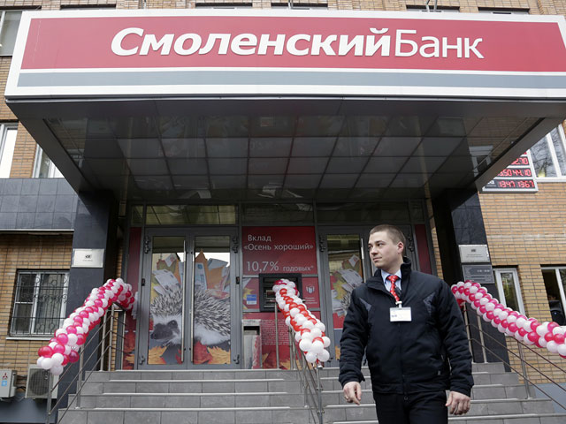 Банк "Смоленский" накануне отзыва лицензии помог клиентам со "взаимозачетом"
