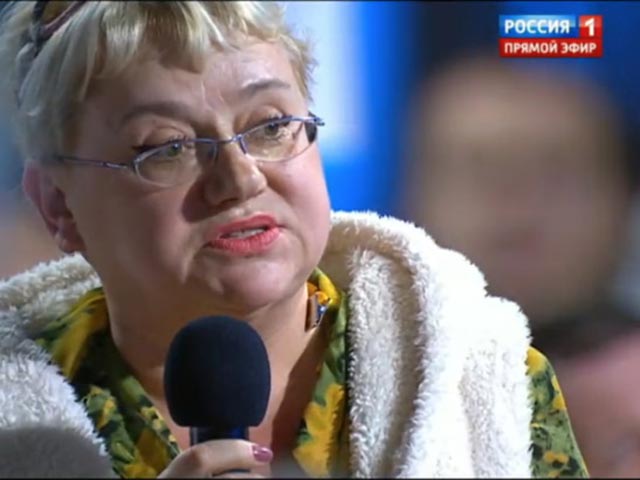Соловьенко, которая регулярно на больших пресс-конференциях эпатирует публику, журналистов и Путина и ранее обещавшая больше не участвовать в пресс-конференциях, на этот раз благословила президента на пожизненный срок, задавая длинный вопрос и поздравляя 