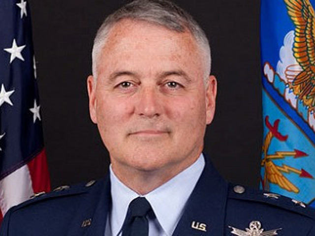 Американский генерал Майкл Кэри, командовавший ракетными частями стратегического назначения, уволен со службы за "грубое и недостойное" поведение во время командировки в Россию