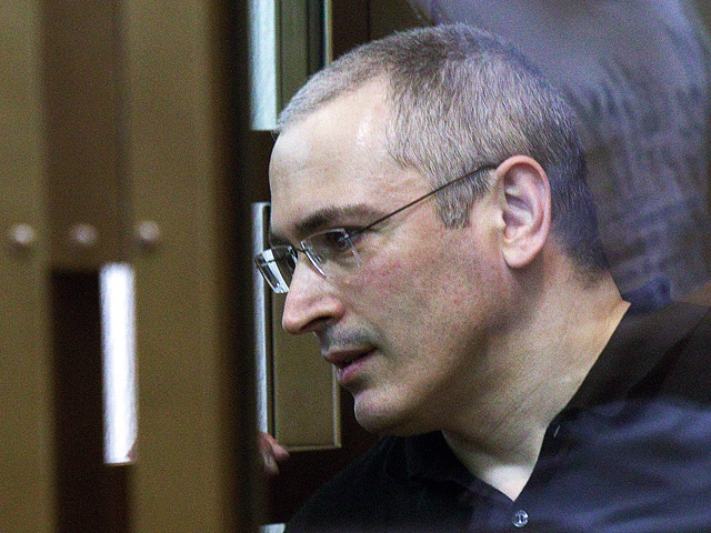 С Михаилом Ходорковским провели беседу сотрудники спецслужб, которые рассказали ему об ухудшении состояния страдающей онкологическим заболеванием матери и о новом уголовном деле, которое скоро будет возбуждено в отношении него