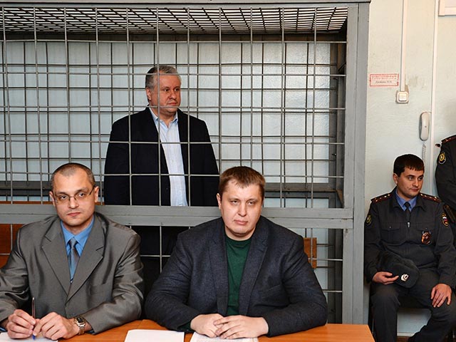 Бывший вице-губернатор Челябинской области Андрей Третьяков, задержанный на прошлой неделе в Новосибирске за избиение бортпроводника на борту самолета, ранее являлся пьяным на работу, скандалил и даже дрался с коллегами по холдингу "Росгеология"