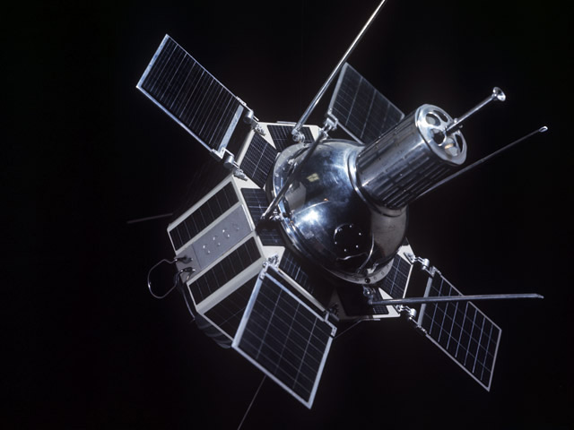 По уточненным данным, отработавший спутник "Космос-2393" системы "Око" может упасть на Землю утром 21 декабря