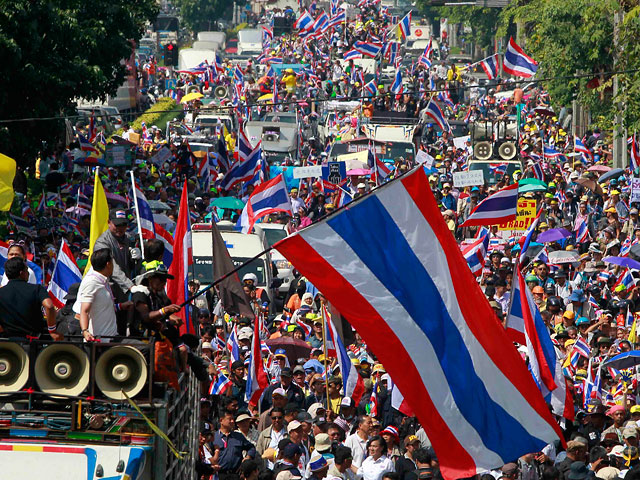 Протесты, которые проходят в Бангкоке с октября этого года под руководством лидеров НСДР, бывших депутатов парламента от Демпартии, ставят задачу "свержения режима Таксина Чинавата", бывшего премьера и старшего брата Йинглак Чинават.