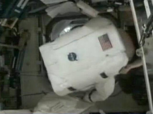 Астронавты NASA Майкл Хопкинс и Ричард Мастраккио начали выход в открытый космос для замены одного из насосов системы охлаждения Международной космической станции, неполадки с которым привели к проблемам с энергоснабжением на американском сегменте