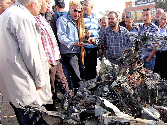 Близ города Бенгази на востоке Ливии террорист-смертник подорвал начиненную взрывчаткой машину на въезде на территорию военной базы