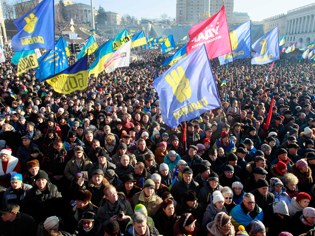 Традиционное для воскресного Киева "народное вече" на Майдане Незалежности - акция сторонников евроинтеграции - проходит спокойно