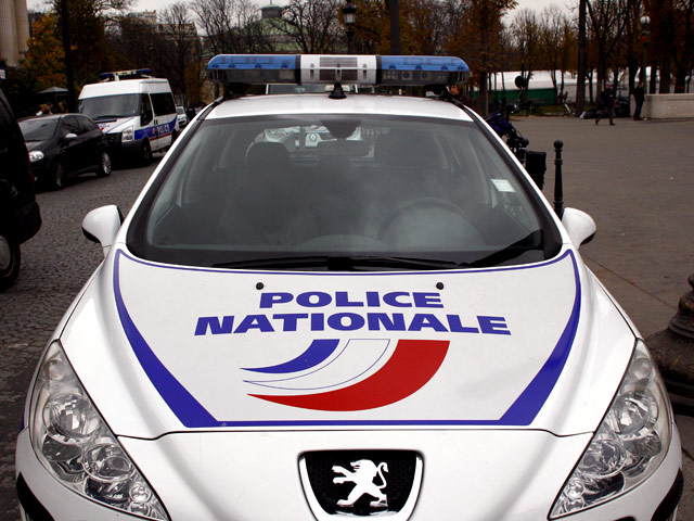 Французская полиция расследует двойное убийство, совершенное прямо на улице. Мужчину и его спутницу расстреляли на территории питейного заведения