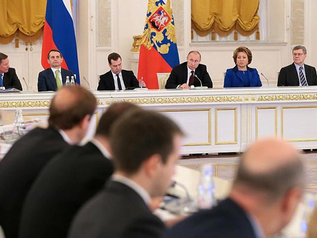 Президент России Владимир Путин, заявивший в ежегодном Послании парламенту о саботаже его инаугурационных указов, продолжил тему на заседании Госсовета в понедельник