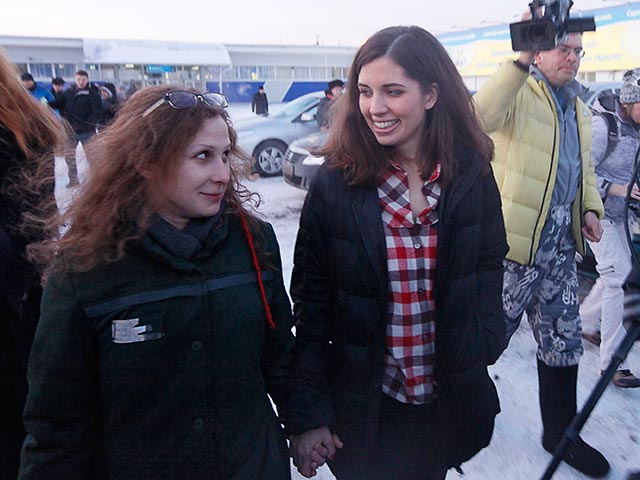 Участницы группы Pussy Riot Мария Алехина и Надежда Толоконникова возглавили Топ-50 самых влиятельных фигур в русском искусстве 2013 года, составленный журналом "Артгид"