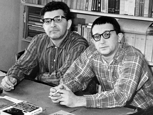 Писатели-фантасты Аркадий (слева) и Борис (справа) Стругацкие