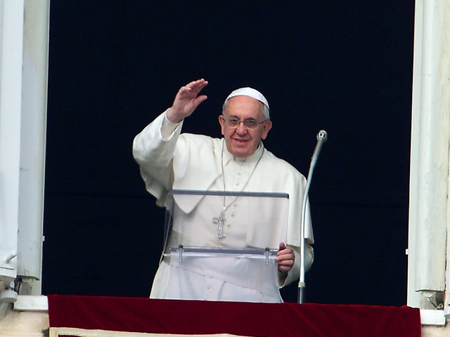 Папа Франциск в минувший понедельник отправился с визитом к своему предшественнику Папе на покое Бенедикту XVI, чтобы поздравить с наступающим Рождеством