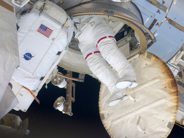 Американские астронавты из экипажа Международной космической станции успешно завершили выход в открытый космос. Они установили новый насос, подающий жидкий аммиак в систему охлаждения орбитального комплекса
