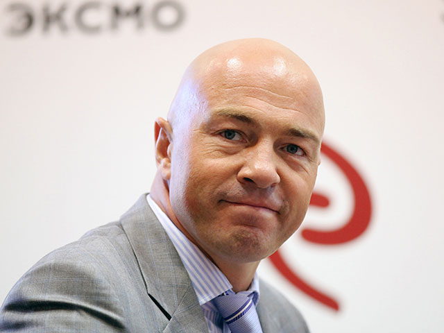 Владелец крупнейшего в России издательства "Эксмо" Олег Новиков завершил сделку по покупке книжной группы АСТ, став владельцем 95% группы
