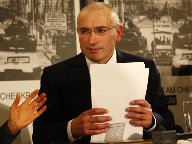 Михаил Ходорковский, 20 декабря освобожденный указом президента Владимира Путина после 10 лет тюрьмы, в интервью BBC прояснил своей публичный отказ заниматься политикой