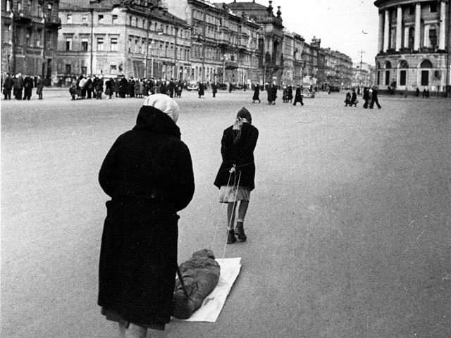 В Санкт-Петербурге разрастается скандал в связи с инициативой властей провести в память о 70-летии полного снятия блокады Ленинграда 27 января 1944 года историческую реконструкцию тех событий