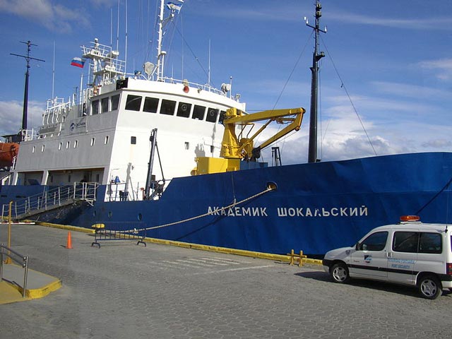 Круизное судно "Академик Шокальский"