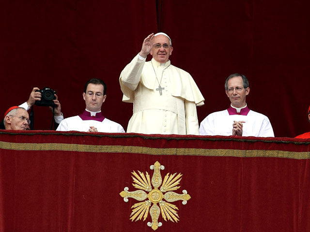 Папа Франциск в полдень 25 декабря по местному времени (15:00 мск) обратился к паломникам на площади Святого Петра со своей первой рождественской проповедью в качестве епископа Рима
