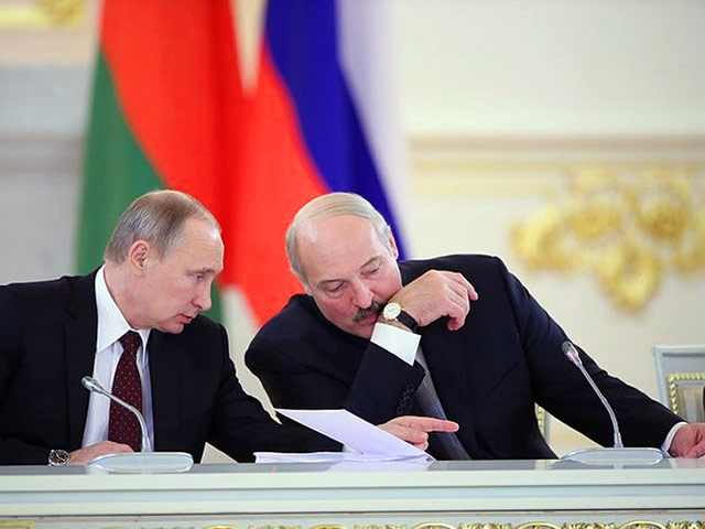 На фоне того, как соседская Украина договорилась с Россией о предоставлении ей кредита в размере 15 млрд долларов, Владимир Путин сообщил о том, что другой близкий партнер РФ - Белоруссия - получит в 2014 году заем на сумму около двух миллиардов долларов