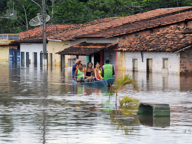 В Бразилии 30 человек погибли в результате оползней и наводнений, вызванных проливными дождями. Они, не переставая, идут уже девять дней на востоке страны