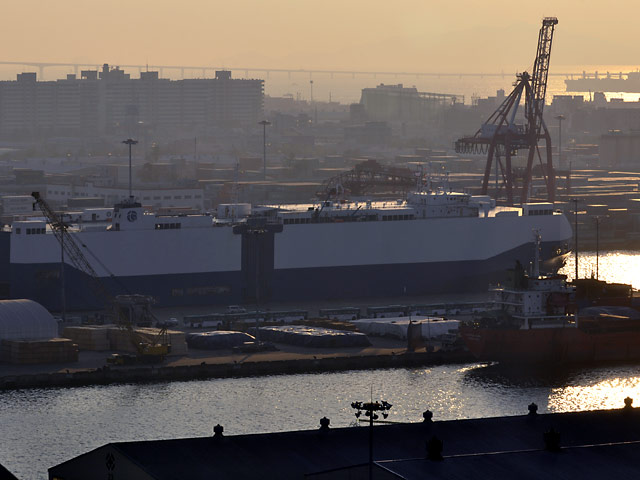 В южнокорейском порту Инчхон в четверг объявил забастовку российский экипаж теплохода "Президент". Морякам не платят зарплату уже пять месяцев, задолженность составляет более 130 тысяч долларов