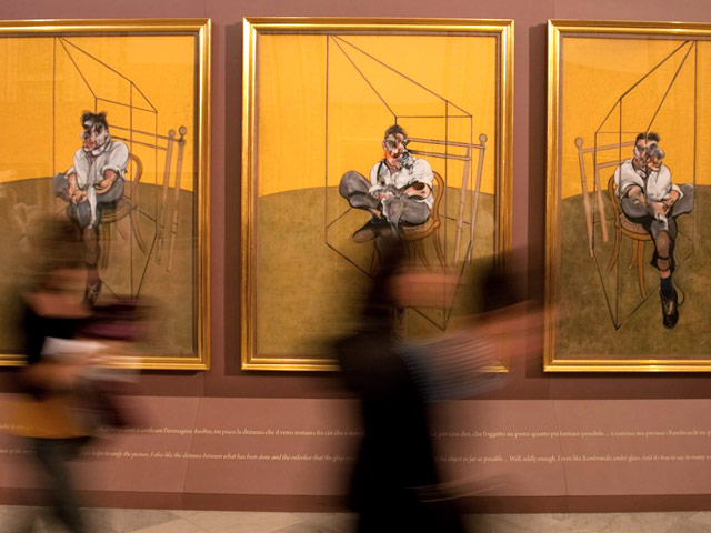 Триптих британского художника-экспрессиониста Фрэнсиса Бэкона "Три наброска к портрету Люсьена Фрейда", проданный в ноябре на торгах аукционного дома Christie's в Нью-Йорке за рекордные 142,4 млн долларов, выставлен на всеобщее обозрение