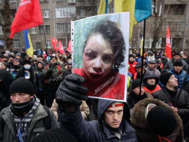 На Украине назрел новый бунт - на этот раз журналистский. Представители прессы, возмущенные избиением коллеги и общественницы Татьяны Чорновол, активно участвовавшей в акциях "Евромайдана", массово протестуют по всей стране