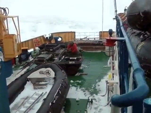 Погодные условия у антарктического побережья, где в ледовый плен попало российское круизное судно "Академик Шокальский", ухудшились, и это может оказать влияние на международную спасательную операцию