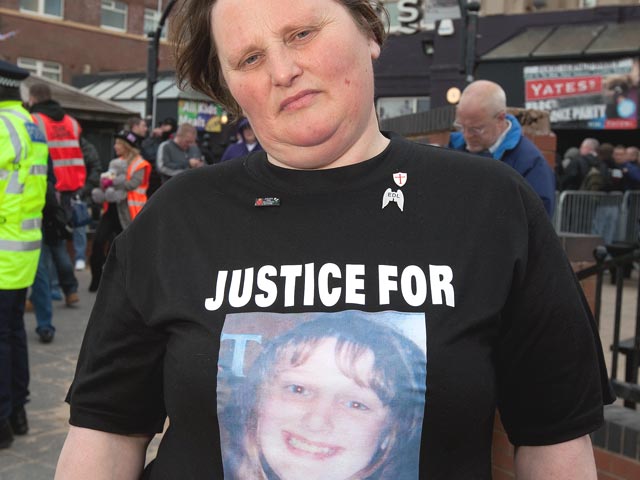 Жертвой домогательств со стороны Марка Бейли стала 48-летняя Карен Доунс, которая в 2003 году потеряла дочь - 14-летнюю Чарлин. Раскрыть это загадочное преступление не удалось до сих пор