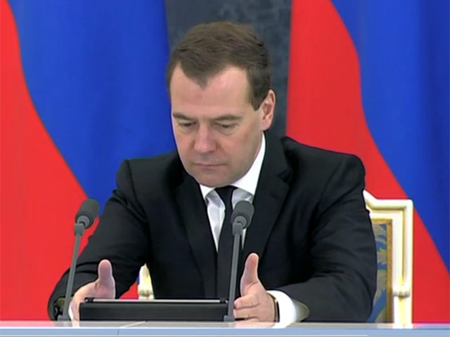 "Деньги (для кредита Украине. - Прим. NEWSru.com) частично будут взяты из Фонда национального благосостояния, кроме того могут быть другие ресурсы, которые мы сейчас обсуждаем, в том числе обсуждается кредит в форме SDR", - рассказал Медведев