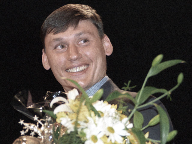 Илье Цымбаларь получает приз, как лучшей диспетчер сезона, 12 декабря 1996 г.