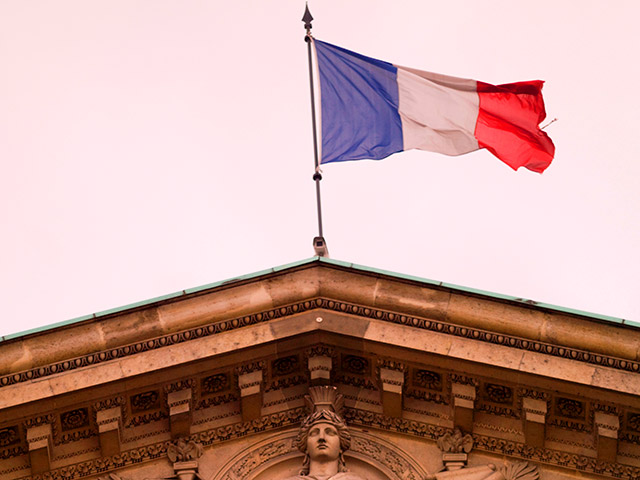 Конституционный совет Франции - высший надзорный орган республики - утвердил введение "налога на роскошь" в размере 75% на доходы свыше 1 млн евро