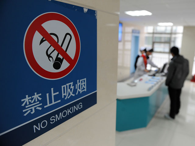 В Китае чиновников лишили "перекуров" во время работы и на людях