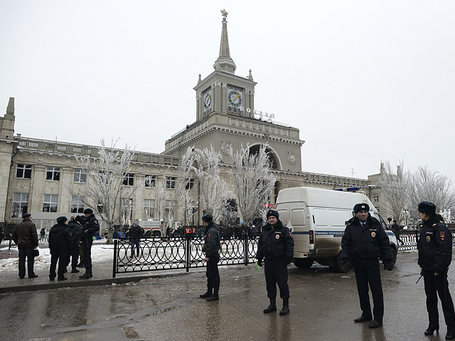 Полиция разогнала народный сход, организованный в соцсетях после взрывов в Волгограде. На акцию собралось около 200 человек, полицейские задерживали всех собравшихся, так как у организаторов нет разрешения на проведение массового мероприятия