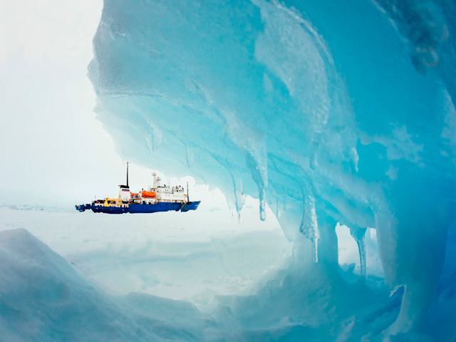 Российское судно "Академик Шокальский", с 25 декабря запертое во льдах у побережья Антарктики, по всей вероятности, так и останется заключенным в ледяные кандалы