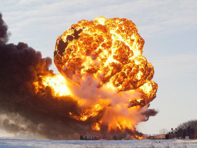 В американском штате Северная Дакота, примерно в 2 км от города Касселтона, столкнулись два товарных поезда. Один из составов перевозил цистерны с нефтью. Сразу после инцидента произошло пять взрывов, и начался пожар